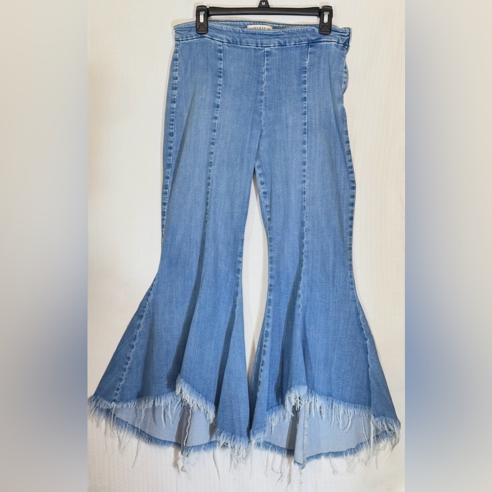 GUESS Sofia 1981 Light Wash Frayed Ankle Flare Jeans Size 30 - Picture 6 of 14